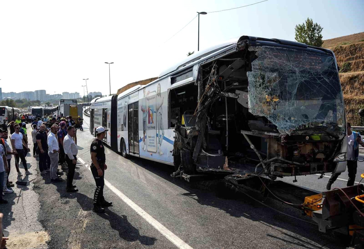 İstanbul\'da Metrobüs Kazasında 1 Kişi Hayatını Kaybetti