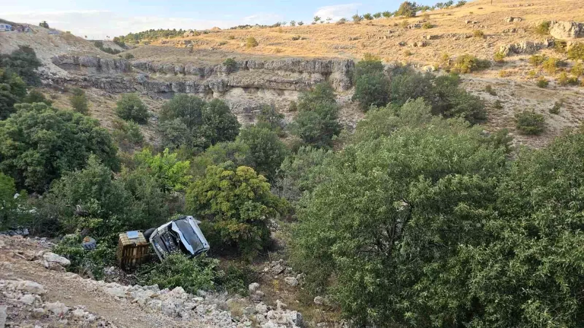 Malatya\'da kamyonet şarampole devrildi, sürücü yaralandı