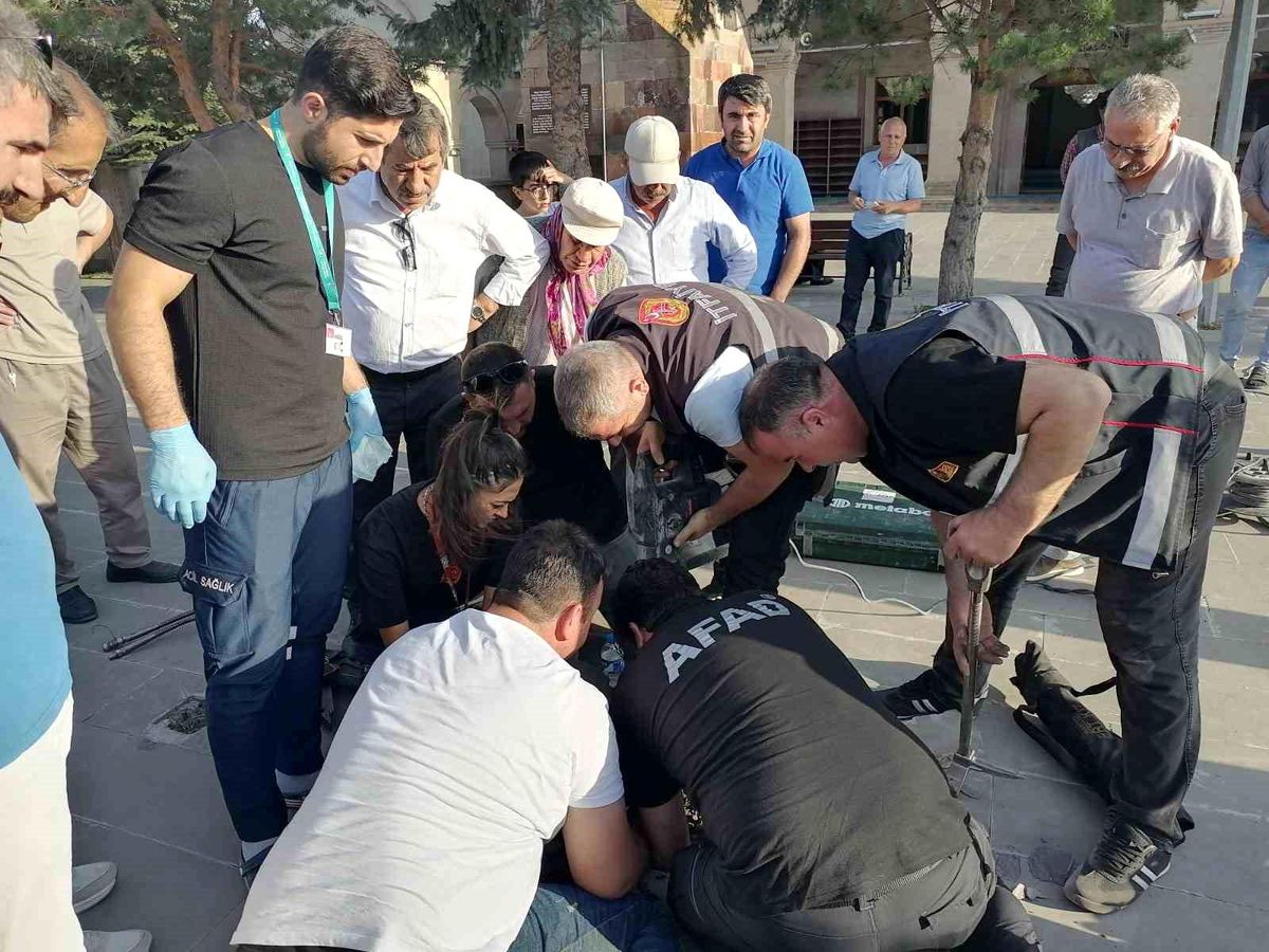 Kars\'ta Oyun Oynarken Beton Boruya Sıkışan Çocuk Kurtarıldı