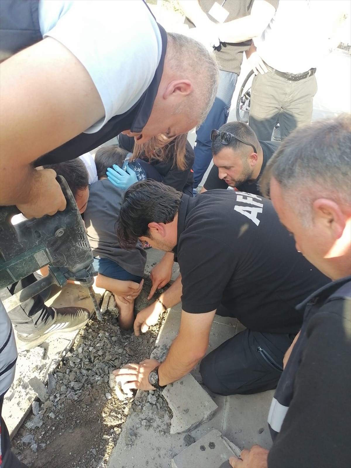 Kars\'ta oyun oynarken bacağı su tahliye borusuna sıkışan çocuk kurtarıldı