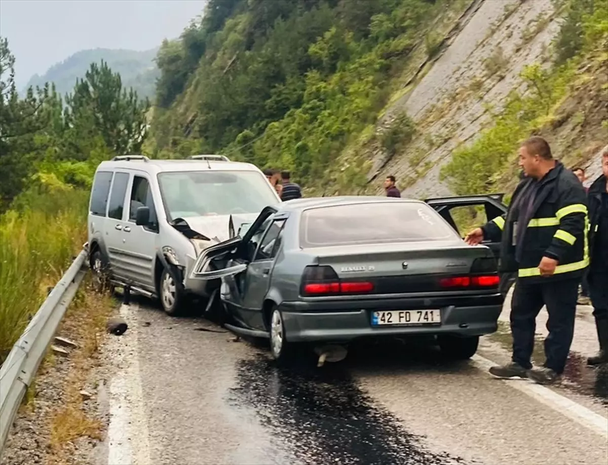 Kastamonu İnebolu\'da Otomobil ile Hafif Ticari Araç Çarpıştı: 7 Yaralı