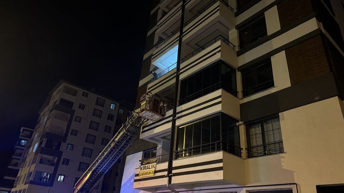 Kayseri\'de Sinir Krizi Geçiren Kişi Oturduğu Daireyi Ateşe Verdi