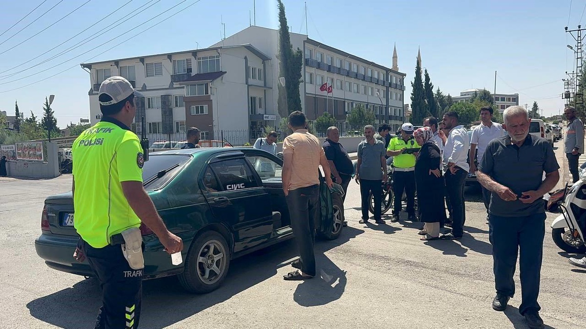Kilis\'te motosiklet ile otomobil çarpışması: 2 yaralı
