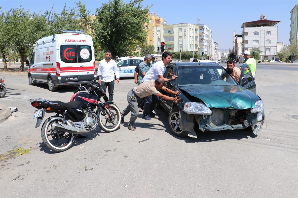 Kilis\'te Motosiklet ile Otomobil Çarpışması: 2 Kişi Yaralandı