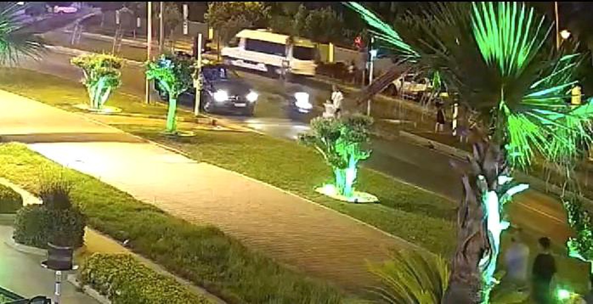 Antalya\'da Kırmızı Işıkta Geçen Motosikletli Çocuğa Çarptı