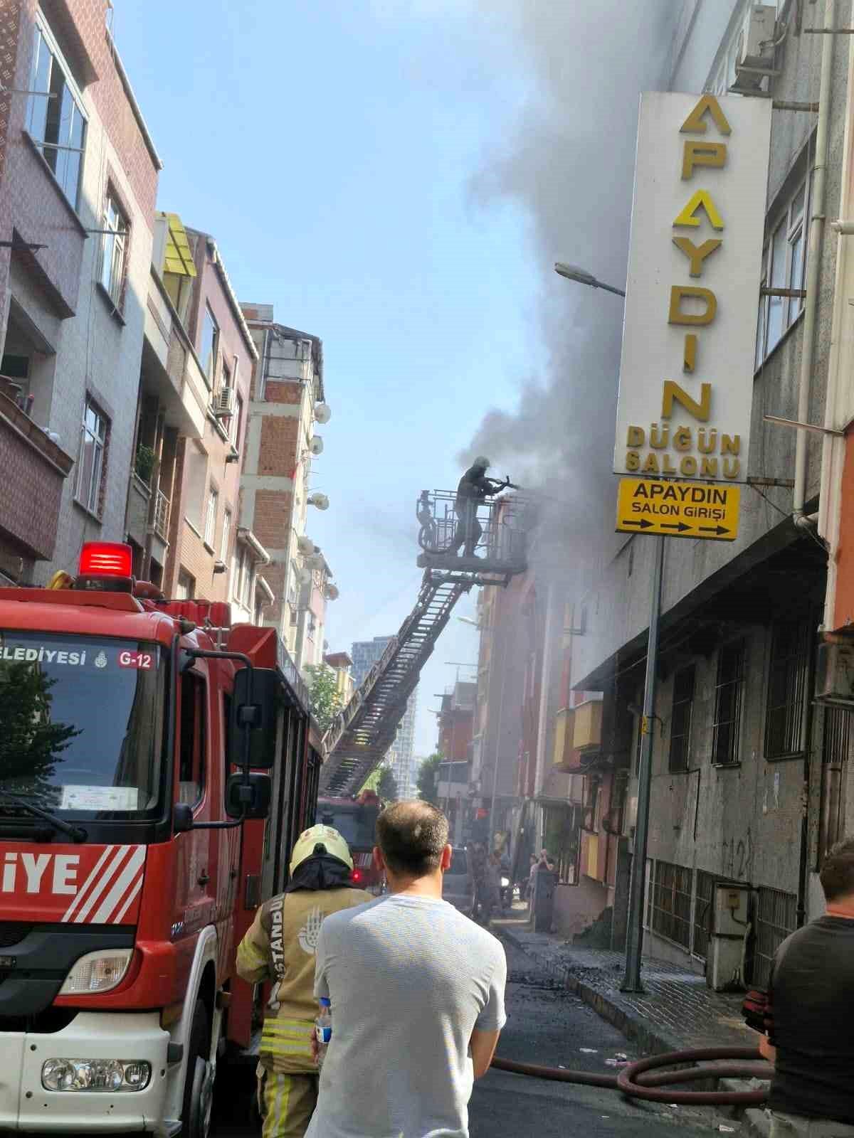 Küçükçekmece\'de Ayakkabı İmalathanesinde Yangın Çıktı