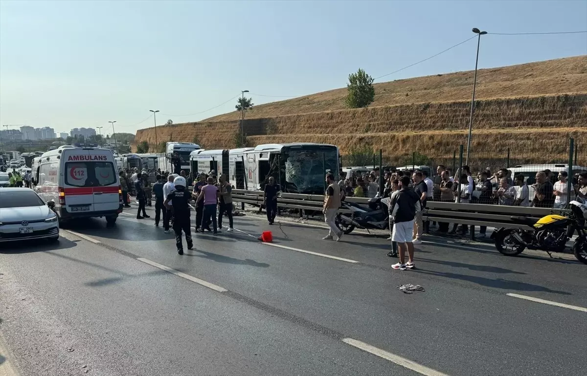 İstanbul Küçükçekmece\'de Metrobüs Kaza Yaptı, Yaralılar Var