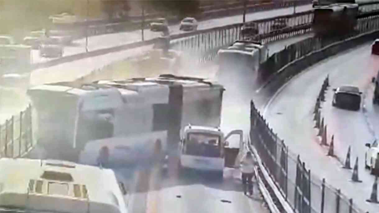 Küçükçekmece'deki Metrobüs Kazasına İlişkin Ön Rapor Hazırlandı Küçükçekmece'deki Metrobüs Kazasına İlişkin Ön Rapor Hazırlandı