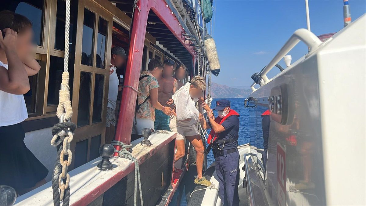 Muğla\'nın Marmaris ilçesinde gezi teknesinde rahatsızlanan kişi tahliye edildi