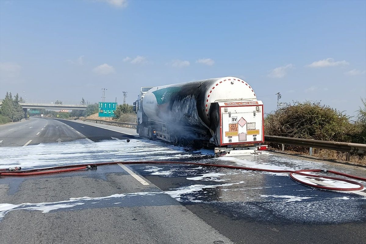 Tarsus\'ta LNG Yüklü Tankerin Tekerleklerinde Yangın Çıktı