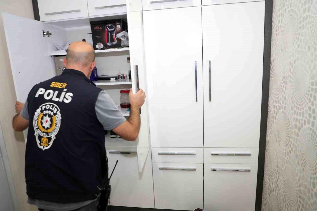 Mersin\'de Müstehcen Yayın Yapan Şüphelilere Operasyon: 10 Şüpheli Yakalandı