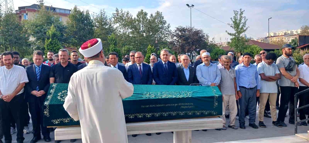 Küçükçekmece\'de Metrobüs Kazasında Hayatını Kaybeden Gencin Cenazesi Defnedildi