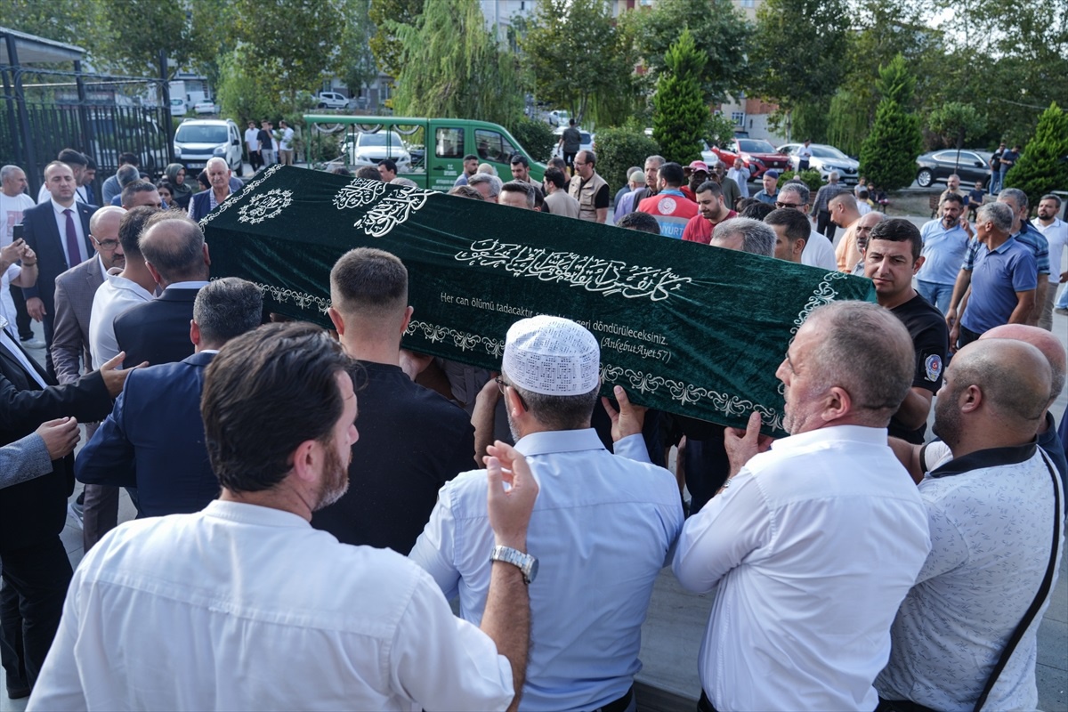 Küçükçekmece\'de Metrobüs Kazasında Hayatını Kaybeden Ferhat Uçar\'ın Cenazesi Toprağa Verildi