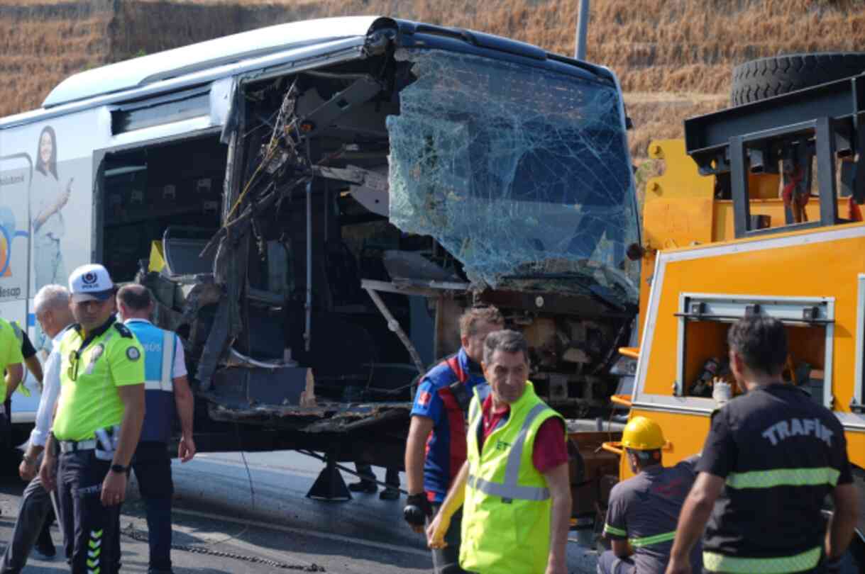 Ölümlü metrobüs kazasının en net görüntüsü! İlk rapor da çıktı Ölümlü metrobüs kazasının en net görüntüsü! İlk rapor da çıktı