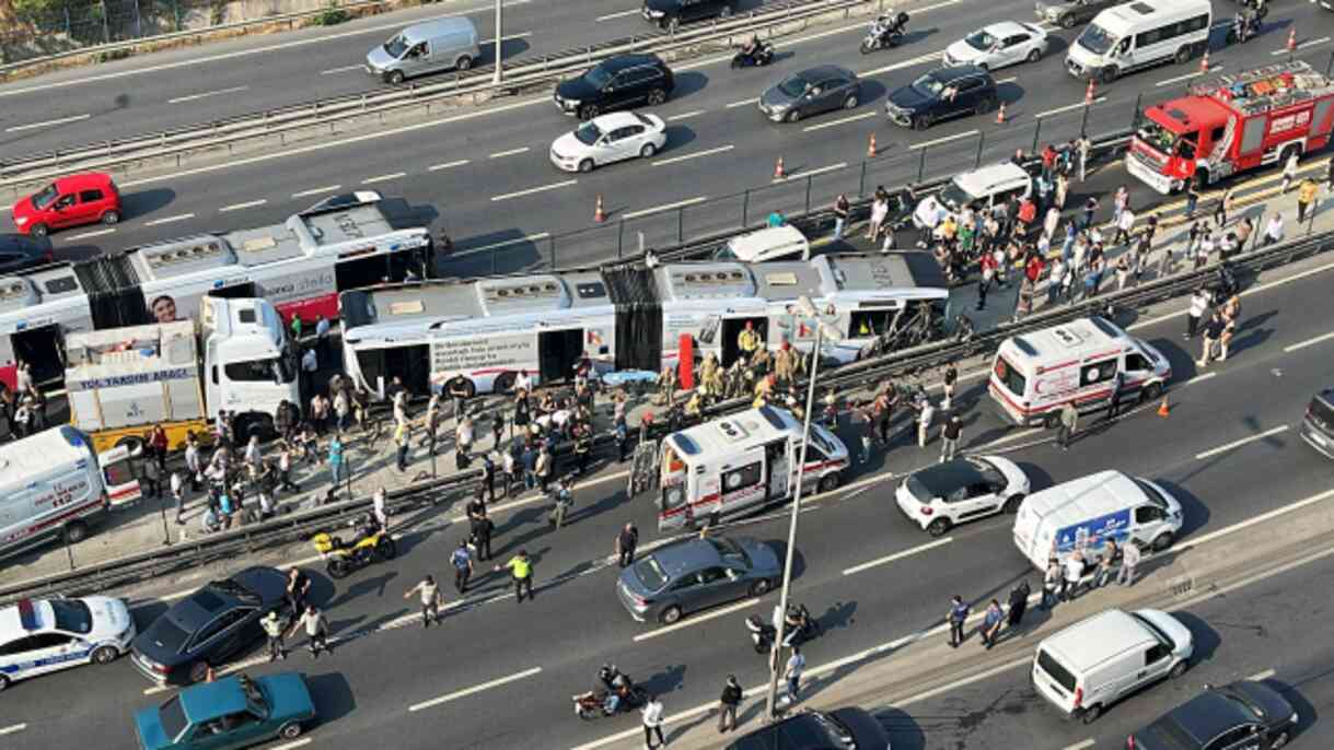 Ölümlü metrobüs kazasının en net görüntüsü! İlk rapor da çıktı Ölümlü metrobüs kazasının en net görüntüsü! İlk rapor da çıktı
