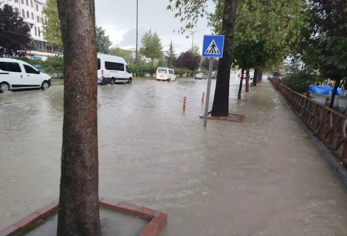 Sinop\'un Boyabat ilçesinde sağanak nedeniyle trafik aksadı