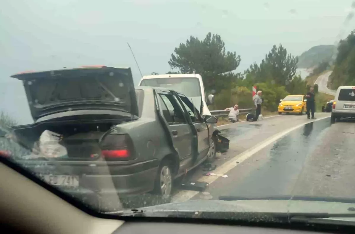 İnebolu\'da otomobil ile hafif ticari araç çarpıştı: 7 yaralı