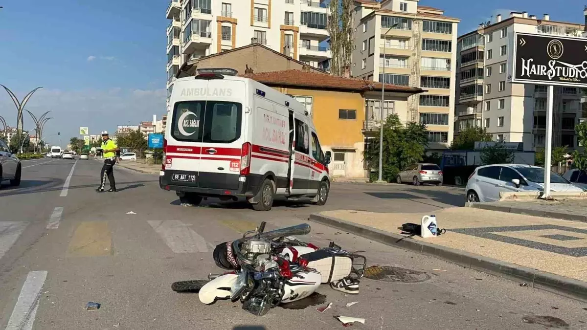 Aksaray\'da Otomobilin Çarptığı Motosiklet Sürücüsü Ağır Yaralandı