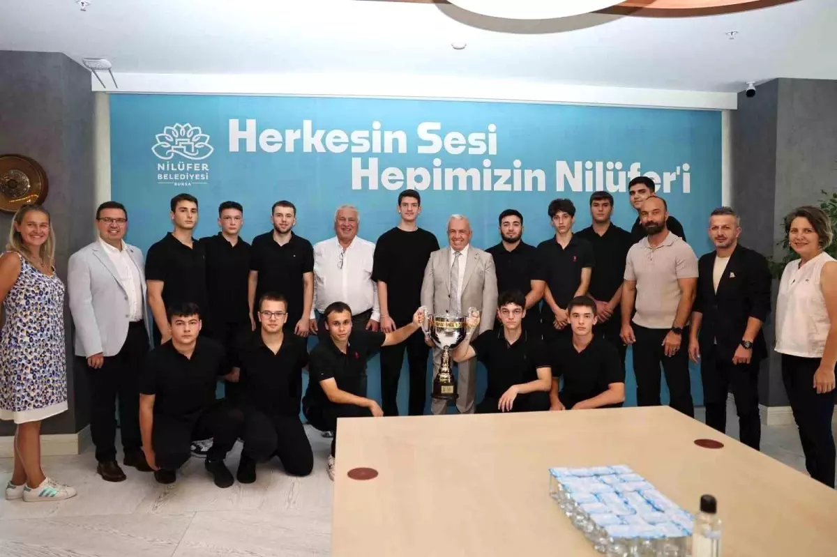 Nilüfer Belediyespor Hentbol Takımı Şampiyonluk Kupasını Başkana Sundu