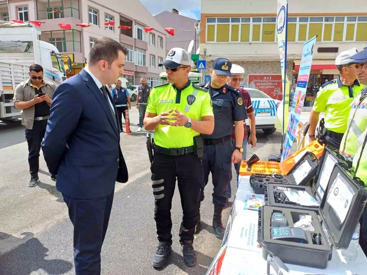 Edirne\'de Polis ve Jandarma Ekipleri Vatandaşları Trafik Kurallarıyla İlgili Bilgilendirdi