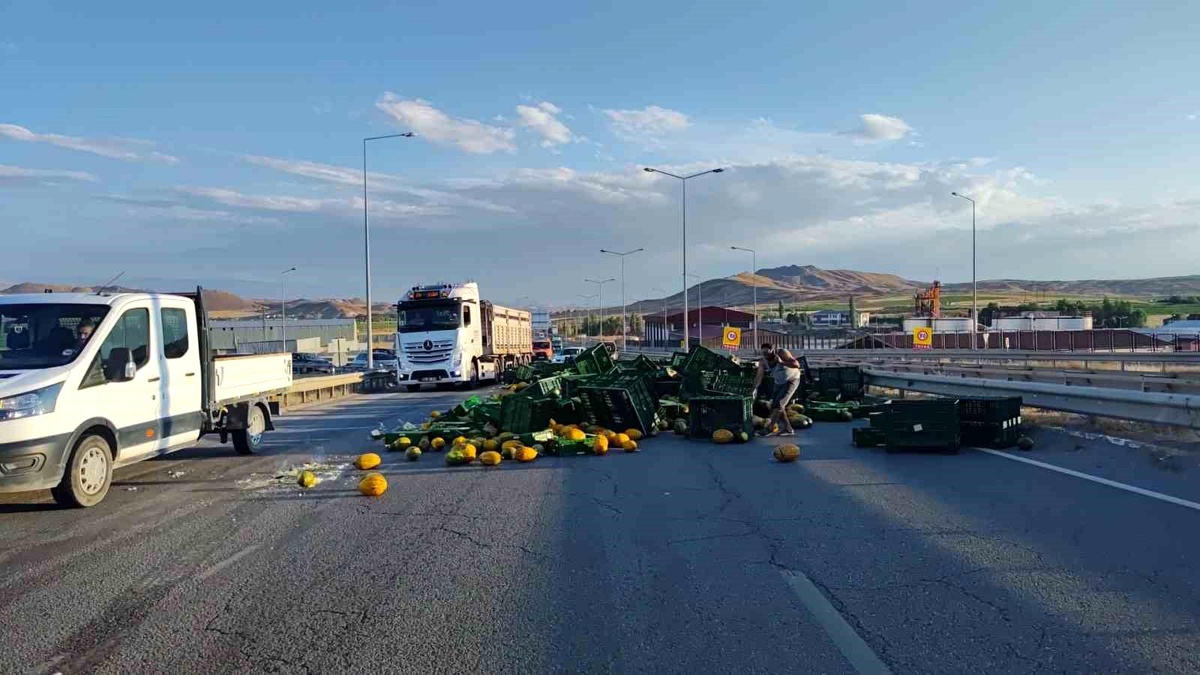 Sivas\'ta viraja hızlı giren tırın dorsesinde bulunan kavunlar yola saçıldı