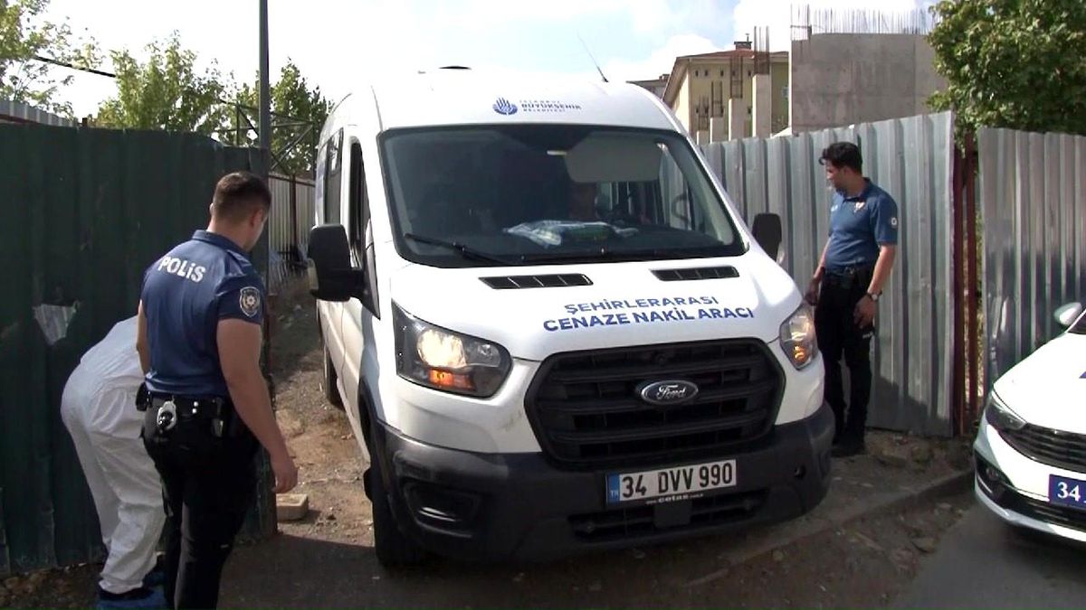 Ümraniye\'de Ortaokul Yanında Erkek Cesedi Bulundu
