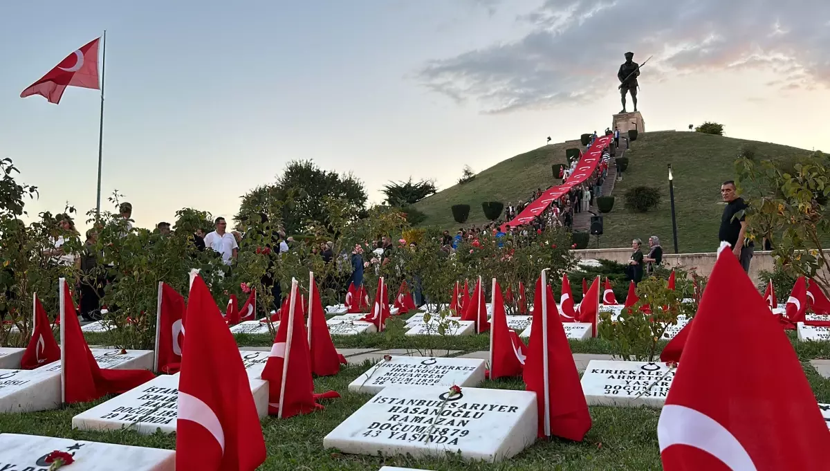 30 Ağustos Zafer Bayramı\'nda Dumlupınar\'da 100 gencin katılımıyla 50 metrelik Türk bayrağı açıldı