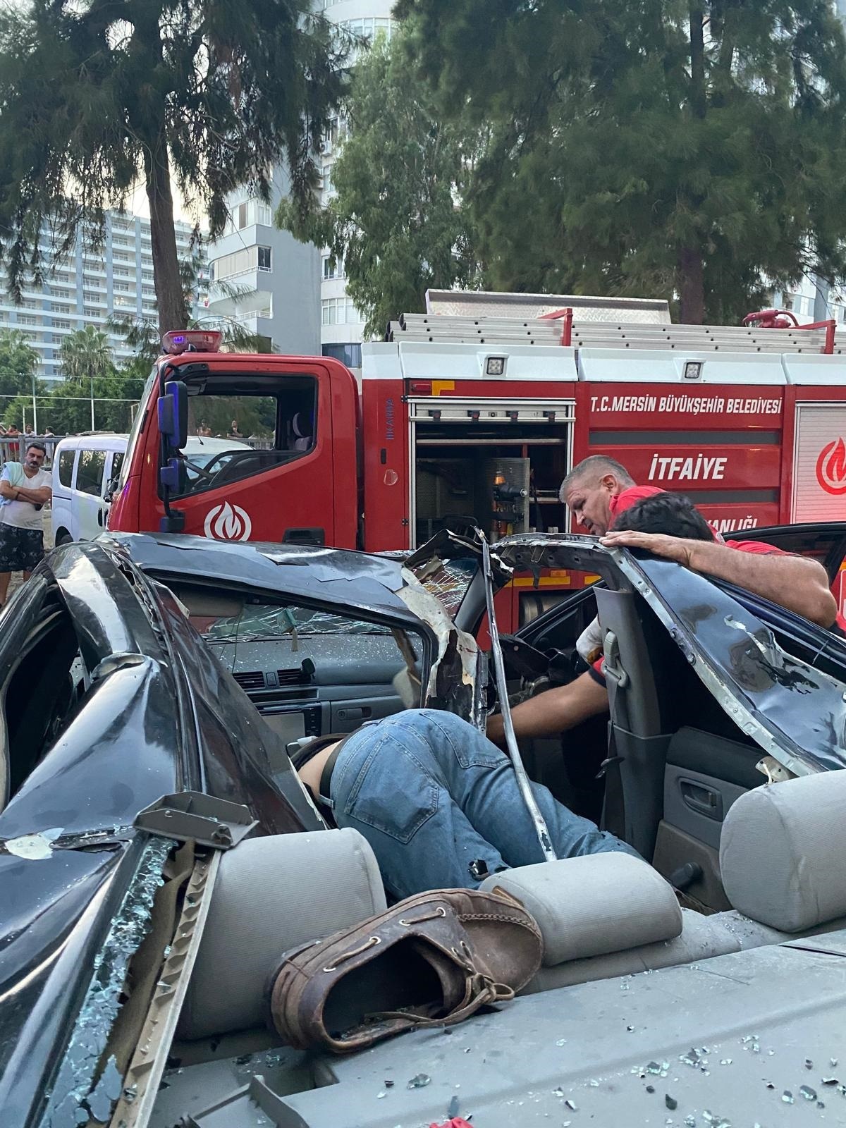 Mersin\'de 20\'nci kattan otomobilin üzerine düşen genç ağır yaralandı