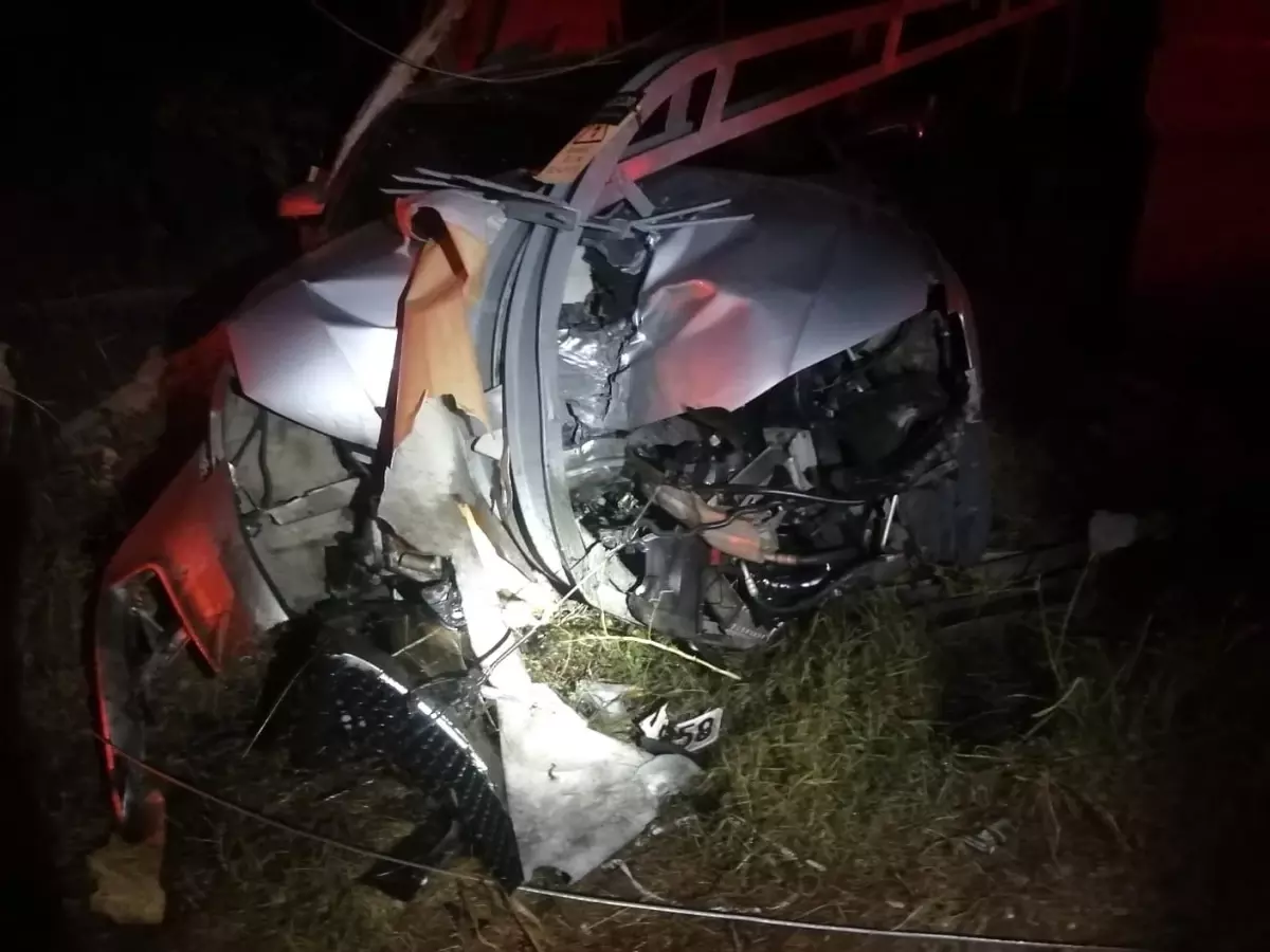 Adana\'da yüksek gerilim hattına çarpan otomobil kaçtı