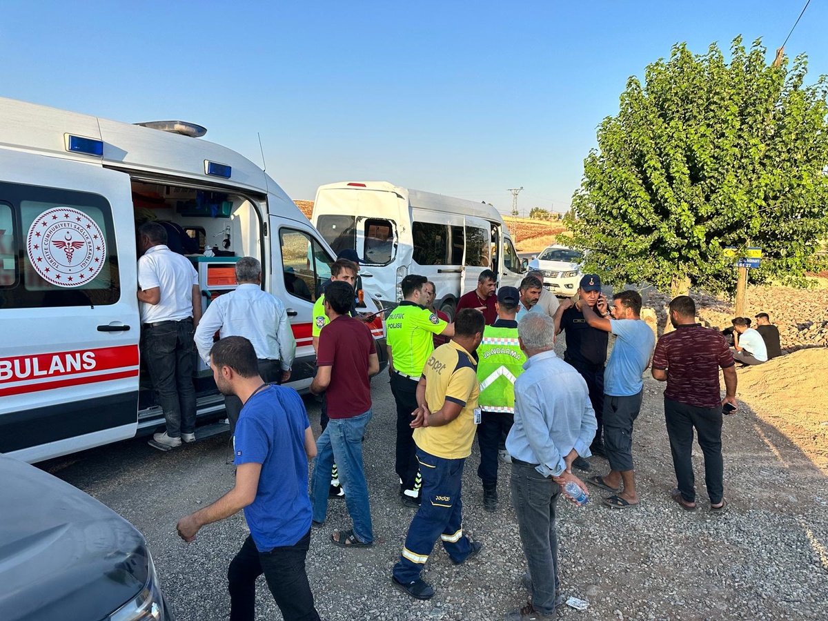 Adıyaman\'da minibüs ile TIR çarpıştı: 5 yaralı