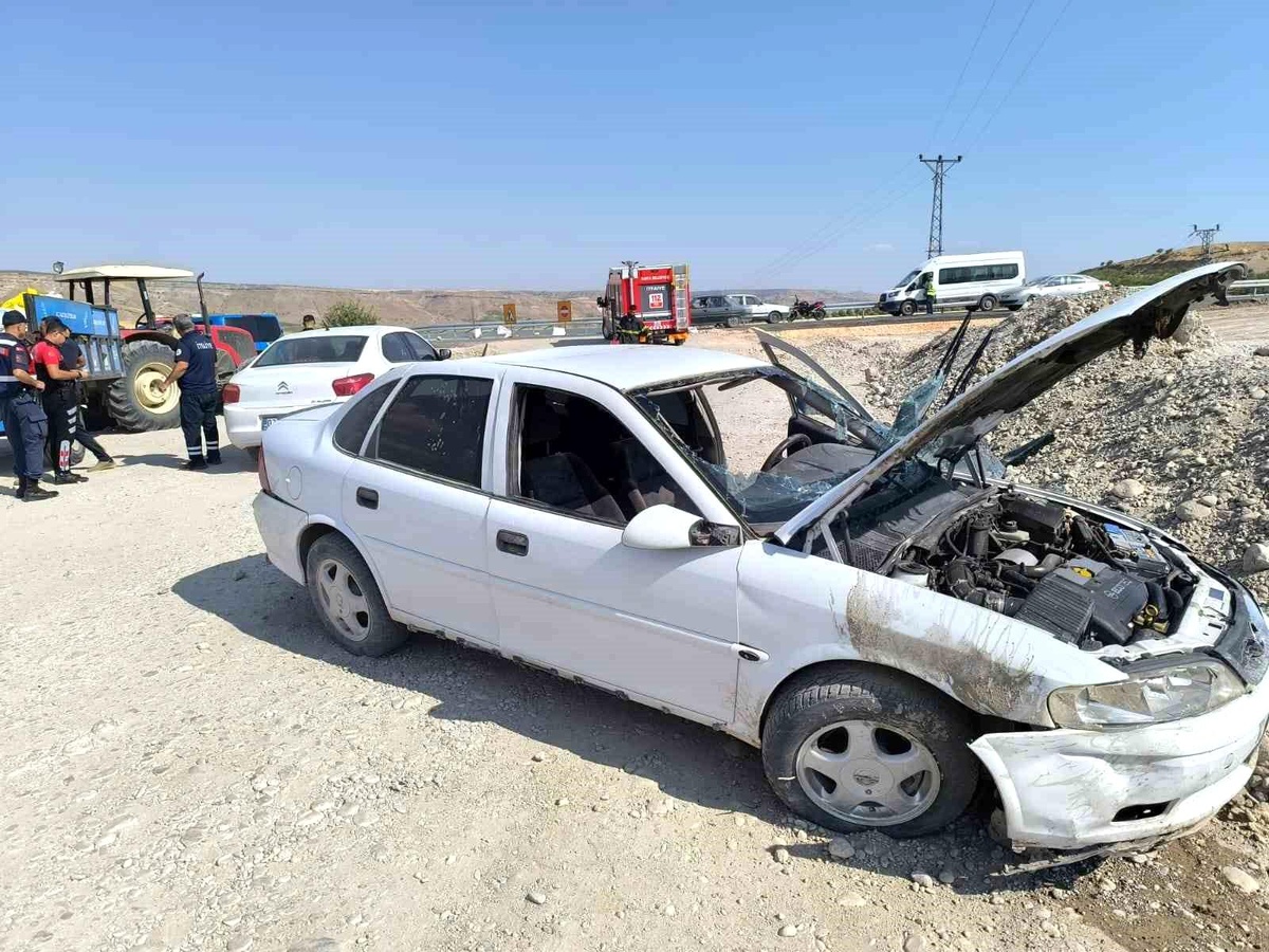 Adıyaman\'ın Kahta ilçesinde otomobil şarampole yuvarlandı: 1 yaralı