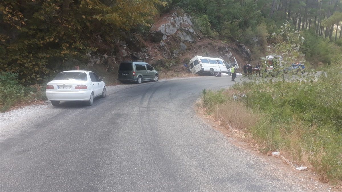 Alanya\'da minibüs devrildi: 3\'ü çocuk 6 kişi yaralandı