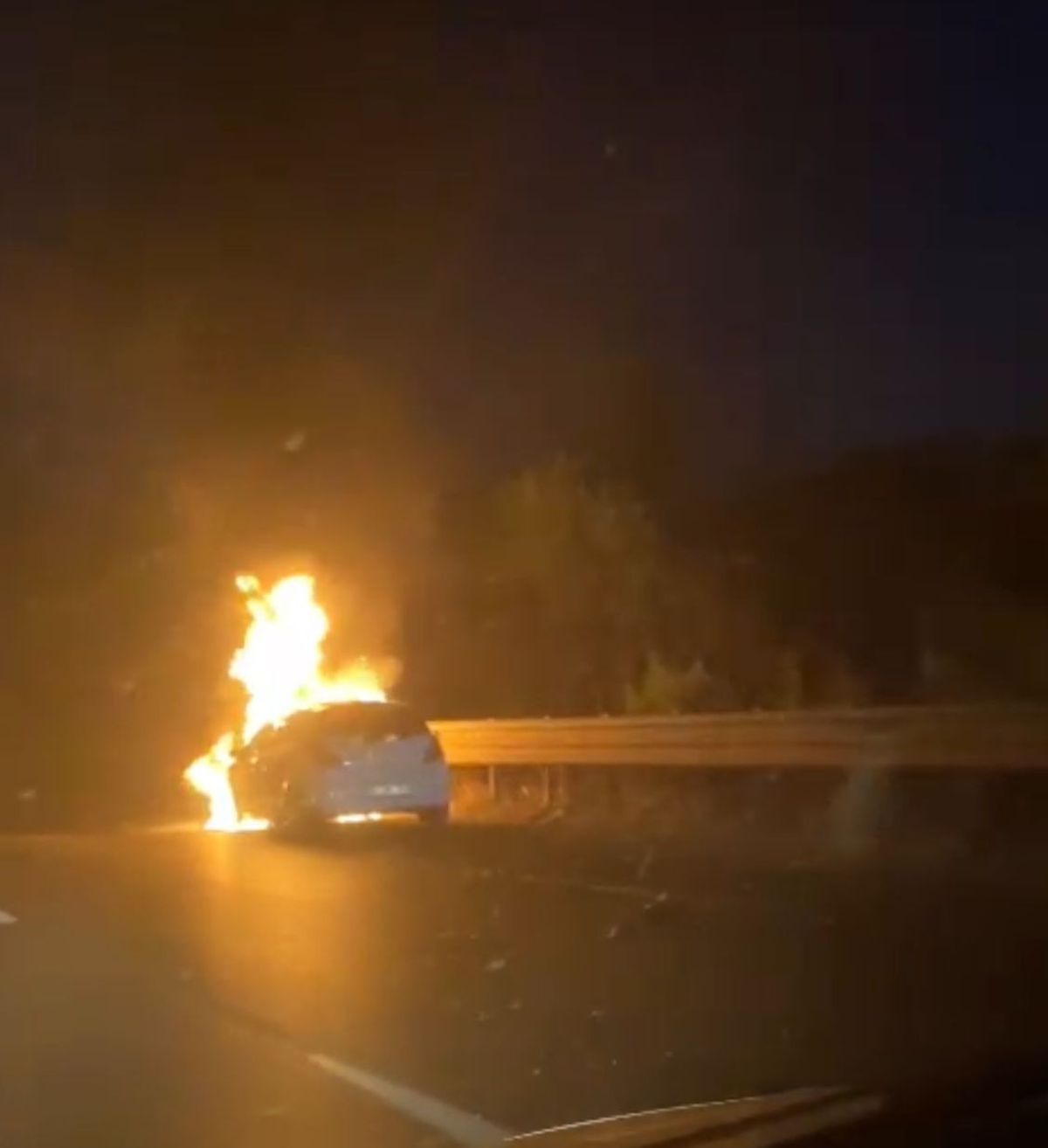 Bursa\'da Otomobil Motorundan Alev Aldı, Patlama Anı Görüntülendi