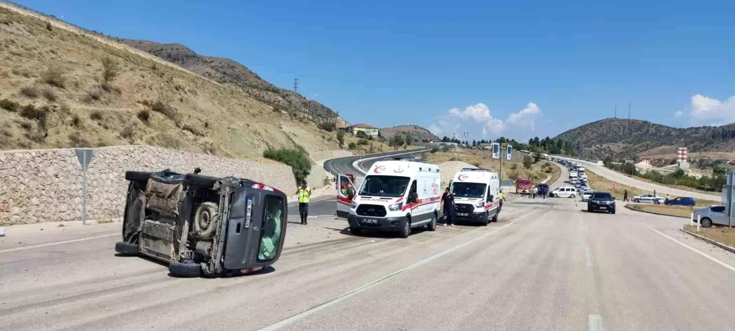 Amasya\'da 2 kamyonetin çarpışması sonucu 4 kişi yaralandı