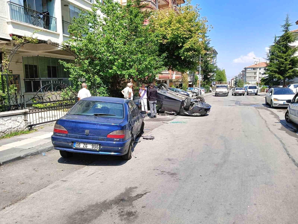Ankara\'da kontrolden çıkan otomobil yayaya ve park halindeki araçlara çarptı
