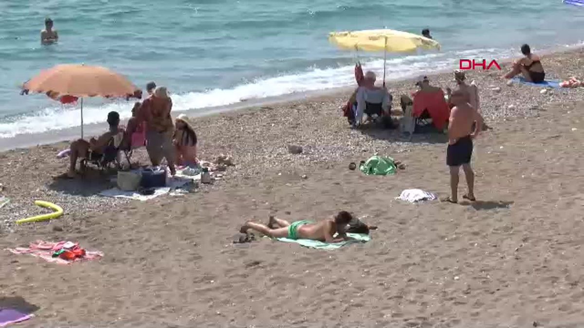 Antalya\'da 30 Ağustos Zafer Bayramı tatilinde sahiller doldu