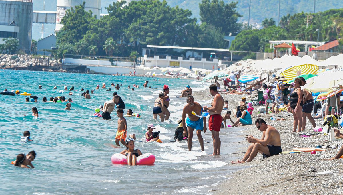 Antalya\'da 30 Ağustos Zafer Bayramı tatilinde sahiller dolup taştı