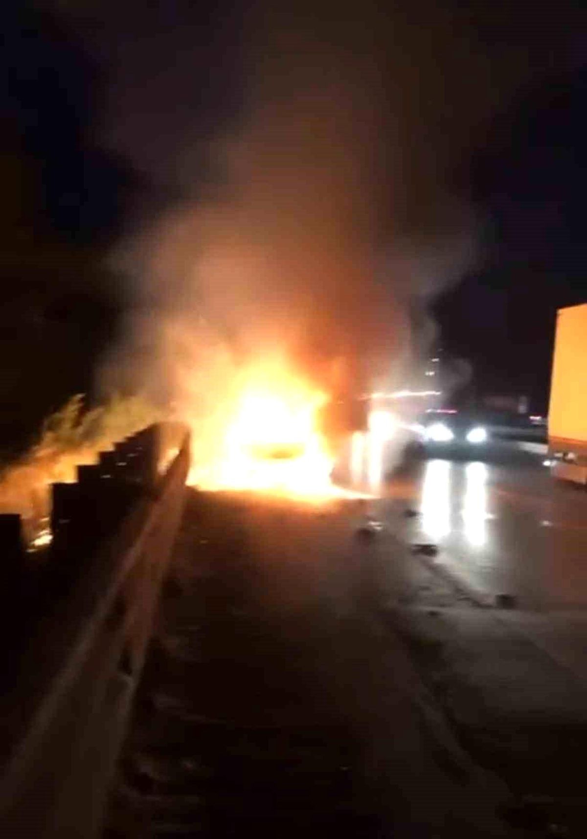 Bursa\'da arıza yapan otomobil motorundan alev aldı, patladı