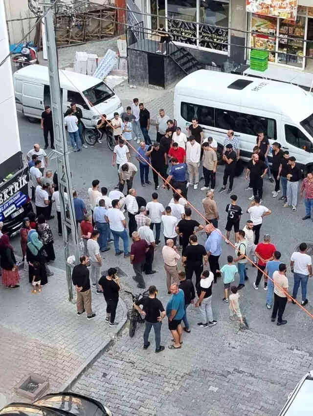 Arnavutköy'de kanlı hesaplaşma! Bir gün önce şikayetçi olduğu husumetlileri kurşun yağmuruna tuttu Arnavutköy'de kanlı hesaplaşma! Bir gün önce şikayetçi olduğu husumetlileri kurşun yağmuruna tuttu