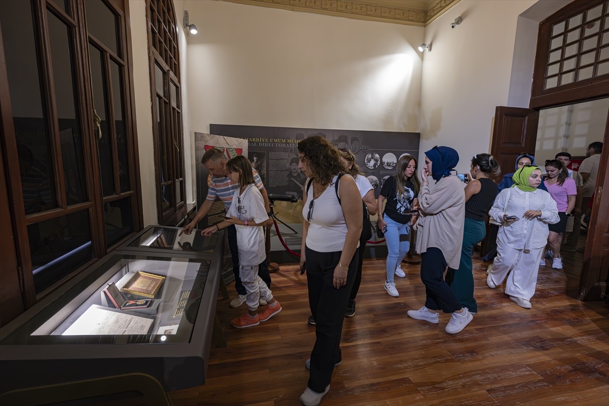 Atatürk\'ün İstiklal Madalyası\'nı teslim aldığı vesika sergilendi