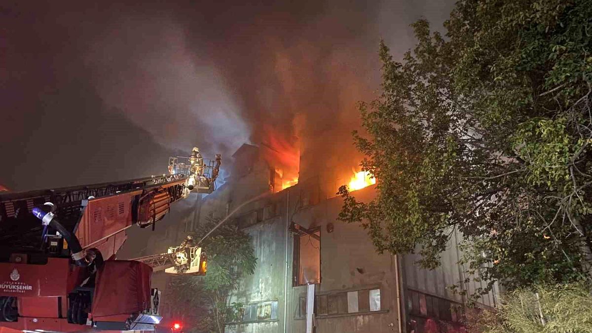 İstanbul Bağcılar\'da İplik Dokuma Fabrikasında Yangın Çıktı