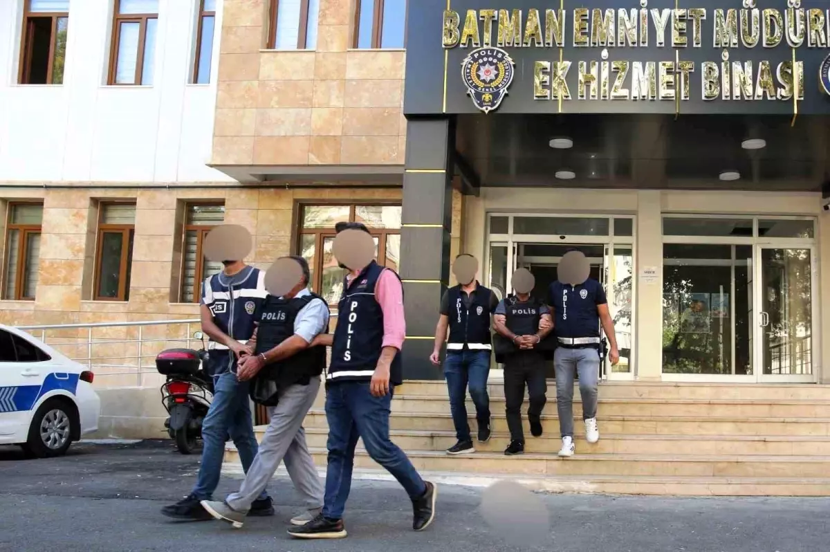 Batman\'da Otobüste Uyuşturucu Operasyonu: 53,68 Gram Esrar ve 290 Hap Ele Geçirildi