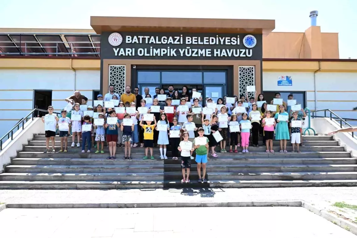 Battalgazi Belediyesi Göztepe Yarı Olimpik Yüzme Havuzu\'nda Yüzme Kursu Tamamlandı