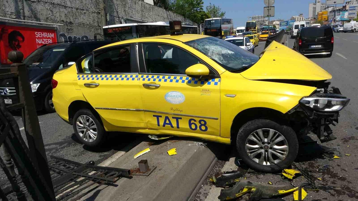 Beyoğlu\'nda freni boşalan ticari taksi orta refüje çıktı