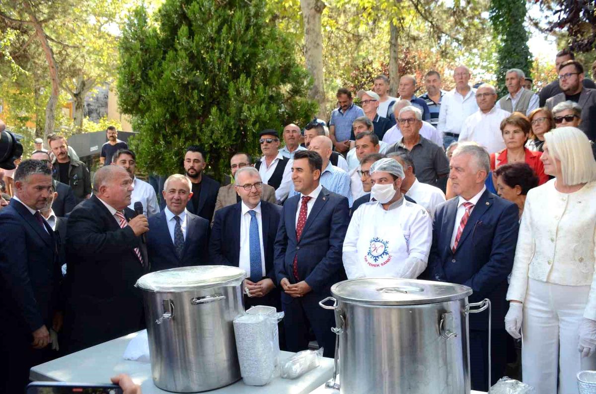 Bilecik\'te 30 Ağustos Zafer Bayramı\'nda Geleneksel Aşure Dağıtımı Gerçekleştirildi