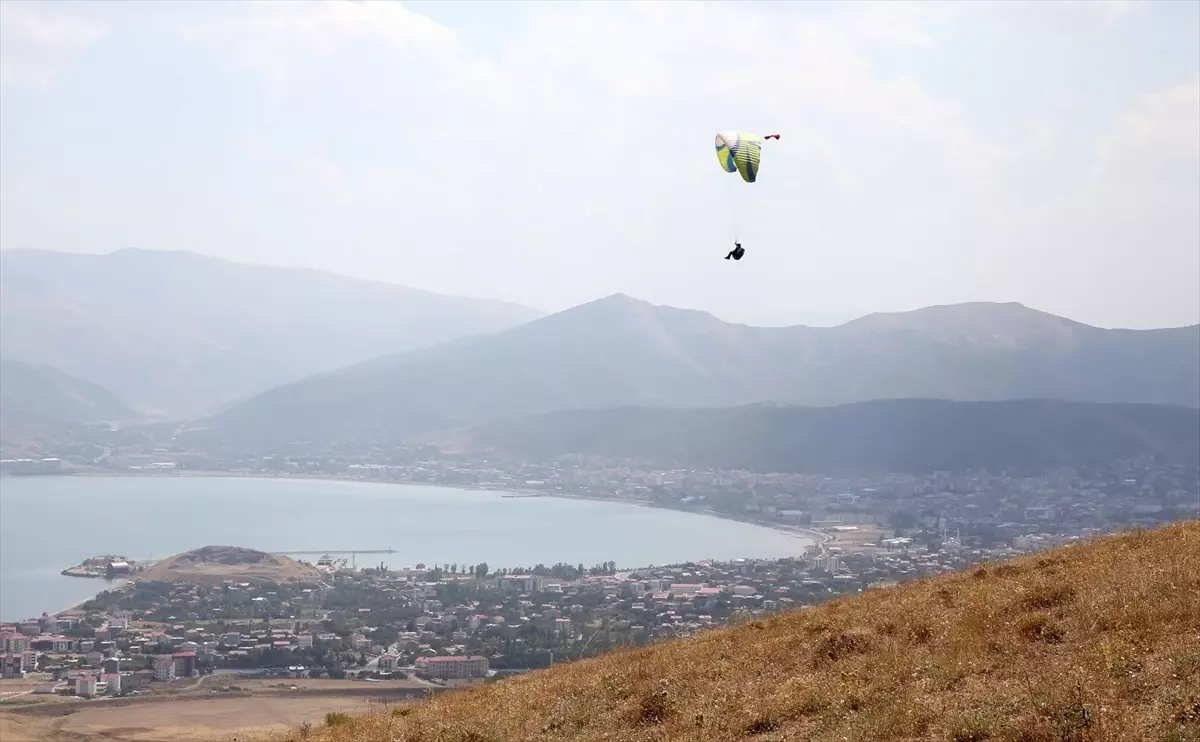 Bitlis Yamaç Paraşütü Kulübü Üyeleri Zafer Bayramı\'nda Türk Bayraklarıyla Uçuş Yaptı