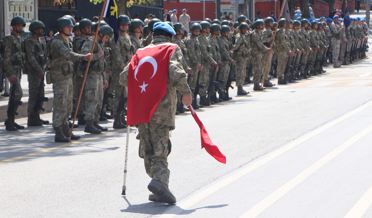 Bedensel engelli Yasin Karbuz, 30 Ağustos Zafer Bayramı törenlerinde Mehmetçik\'i yalnız bırakmadı