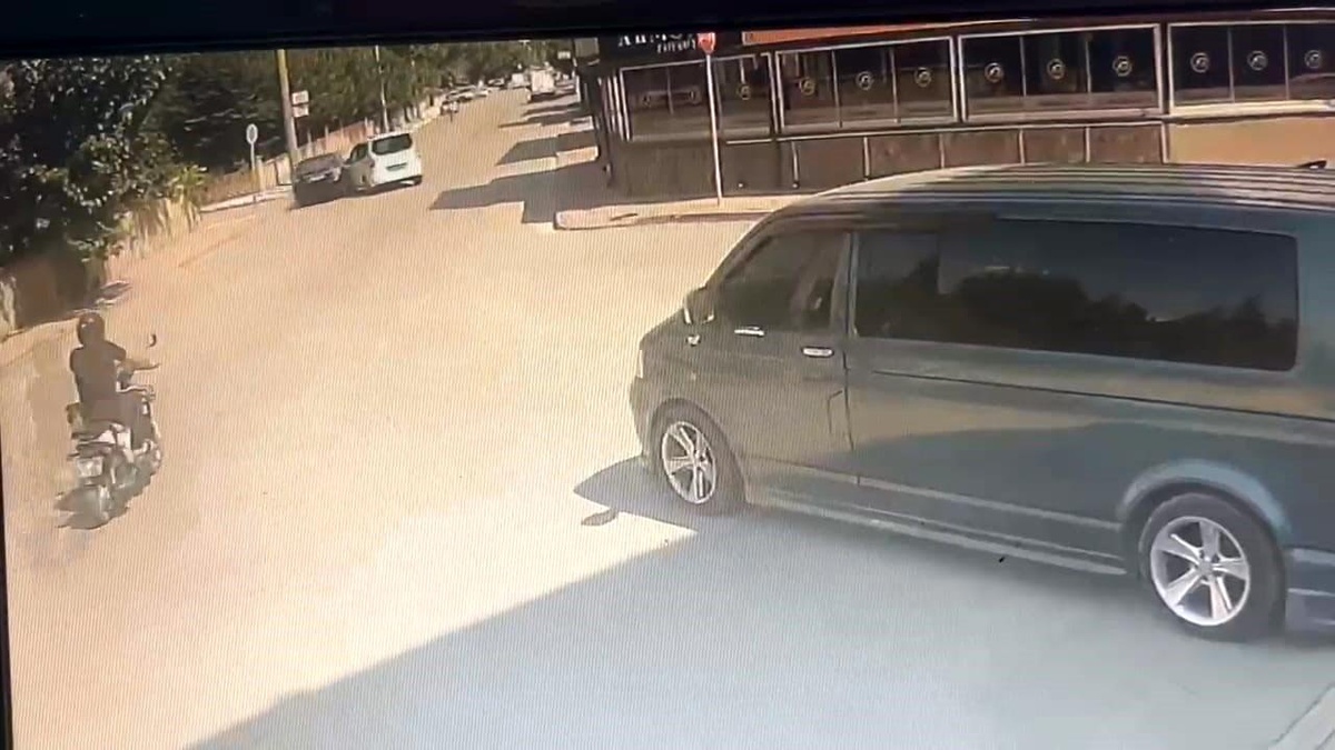 İnegöl\'de kaza: Otomobil hafif ticari araca çarptıktan sonra 2 kafeye çarparak durdu