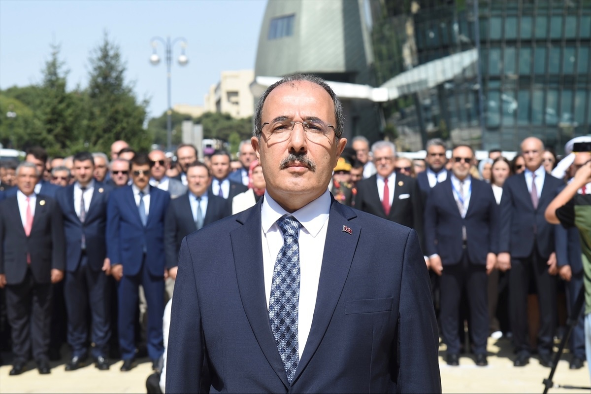 Bakü\'deki Türk Şehitliği\'nde 30 Ağustos Zafer Bayramı ve Türk Silahlı Kuvvetleri Günü töreni düzenlendi