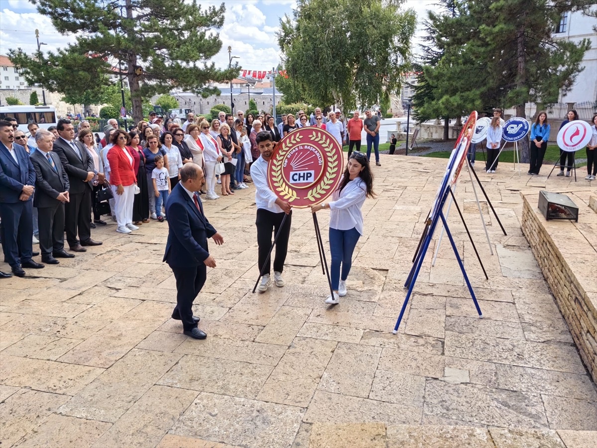 CHP Sivas İl Başkanı Abdulvahapgazi Doğan, 30 Ağustos Zafer Bayramı\'nda Atatürk Anıtı\'na çelenk sundu